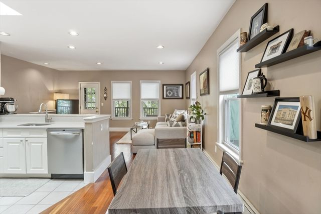 31 Regent St 3R, Cambridge, MA 02140