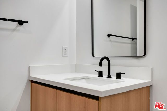 5657 Virginia Avenue 303, Los Angeles, CA 90038