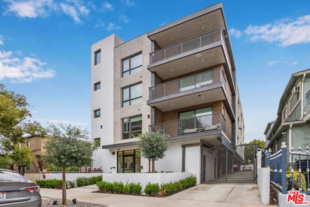 5657 Virginia Avenue 303, Los Angeles, CA 90038