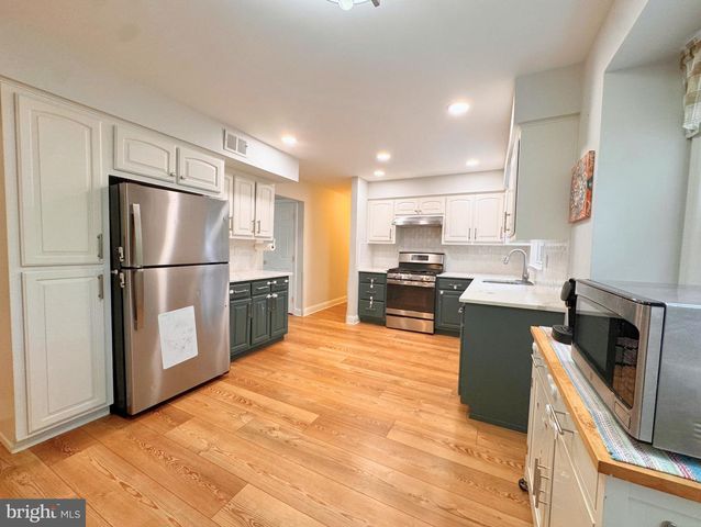 24 POPLAR AVE, North Brunswick, NJ 08902