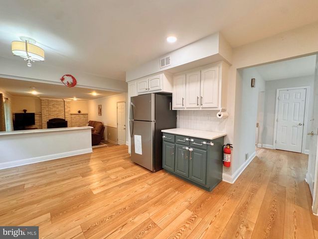 24 POPLAR AVE, North Brunswick, NJ 08902