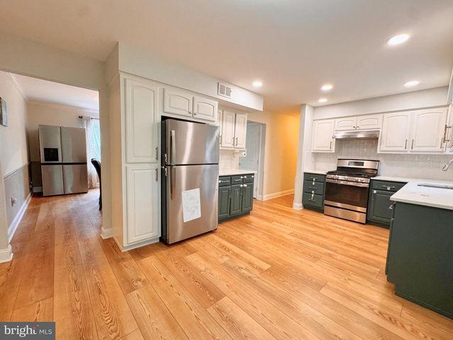 24 POPLAR AVE, North Brunswick, NJ 08902