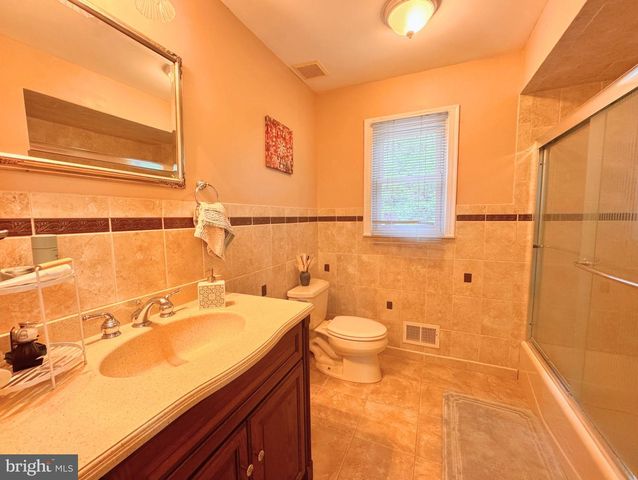 24 POPLAR AVE, North Brunswick, NJ 08902