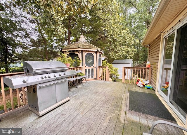 24 POPLAR AVE, North Brunswick, NJ 08902