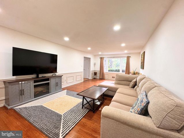 24 POPLAR AVE, North Brunswick, NJ 08902
