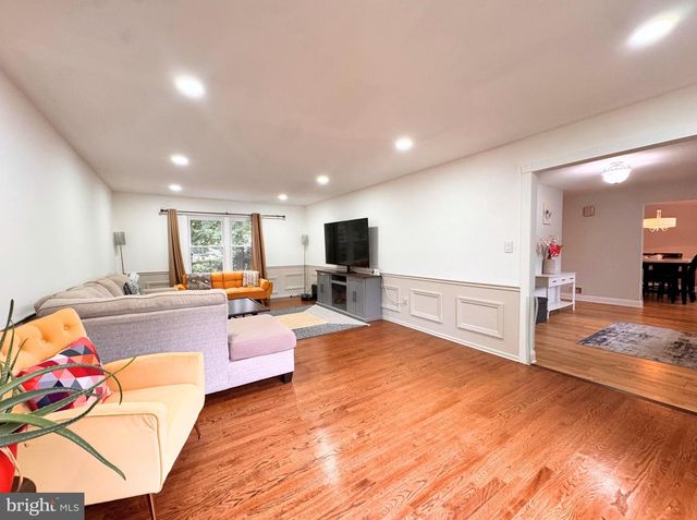 24 POPLAR AVE, North Brunswick, NJ 08902