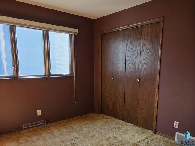 2517 S Cook Rd Road, Sioux Falls, SD 57105