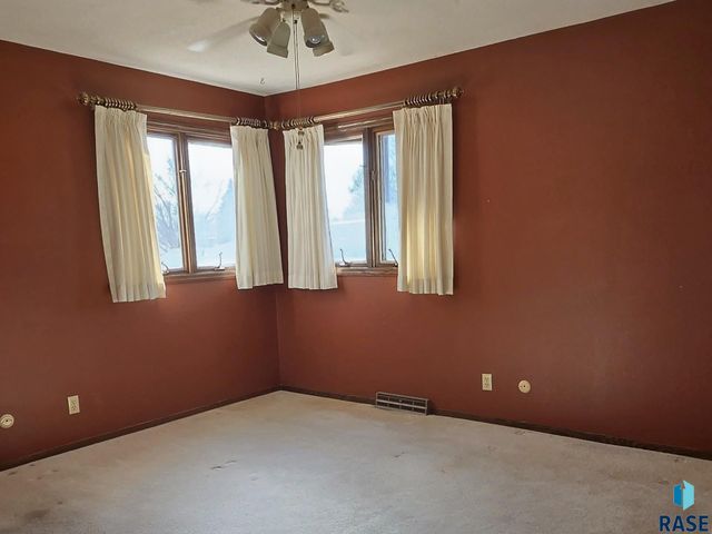 2517 S Cook Rd Road, Sioux Falls, SD 57105