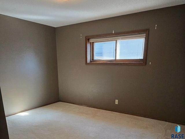 2517 S Cook Rd Road, Sioux Falls, SD 57105