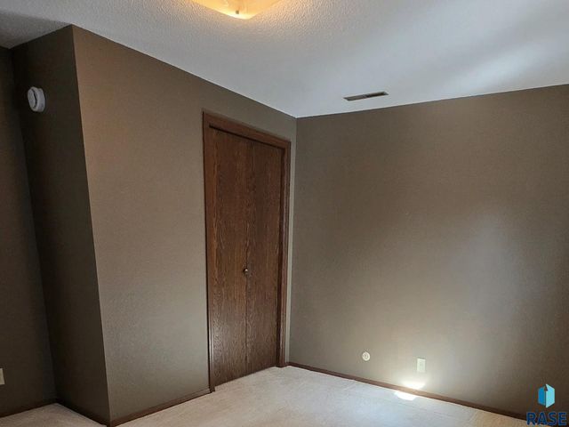 2517 S Cook Rd Road, Sioux Falls, SD 57105