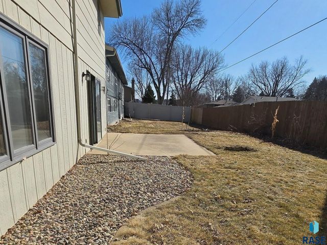 2517 S Cook Rd Road, Sioux Falls, SD 57105