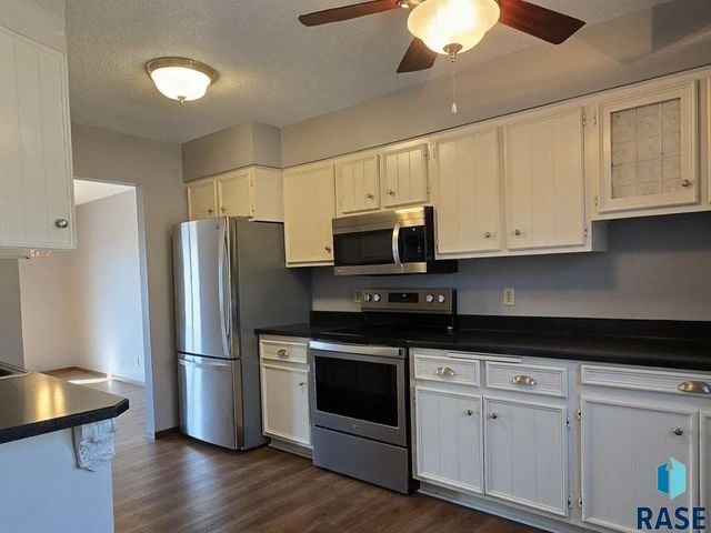 2517 S Cook Rd Road, Sioux Falls, SD 57105