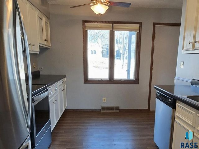 2517 S Cook Rd Road, Sioux Falls, SD 57105