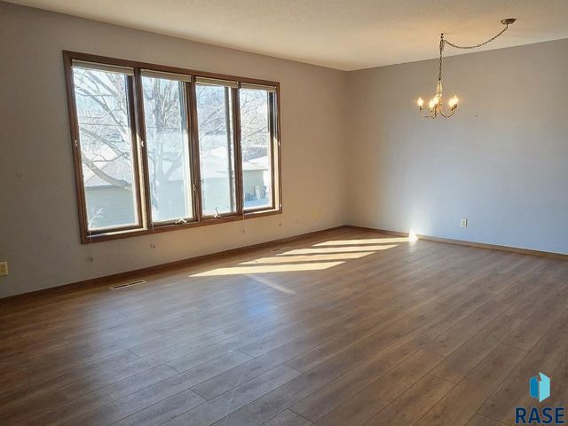 2517 S Cook Rd Road, Sioux Falls, SD 57105