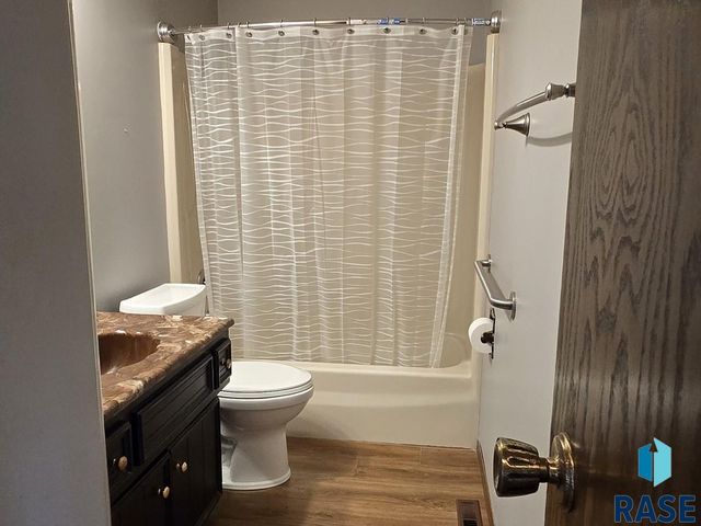 2517 S Cook Rd Road, Sioux Falls, SD 57105