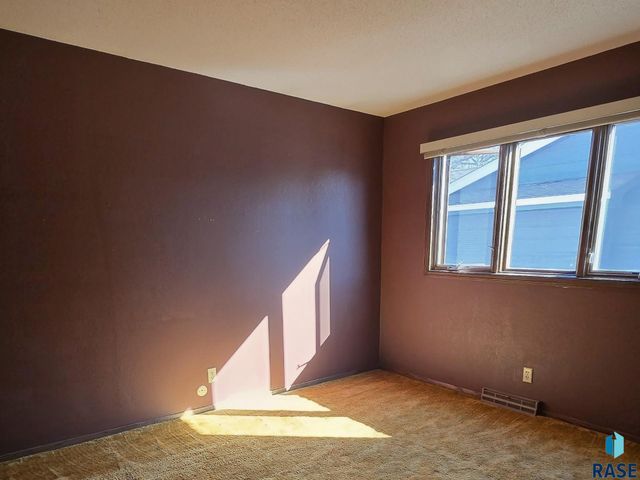 2517 S Cook Rd Road, Sioux Falls, SD 57105