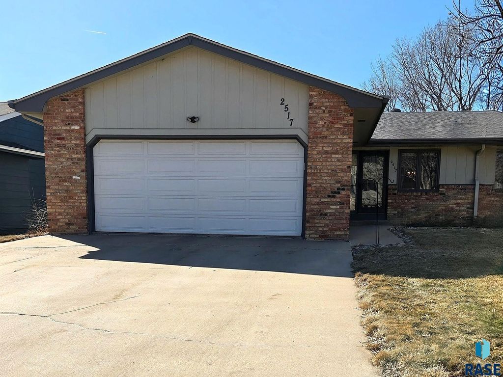 2517 S Cook Rd Road, Sioux Falls, SD 57105