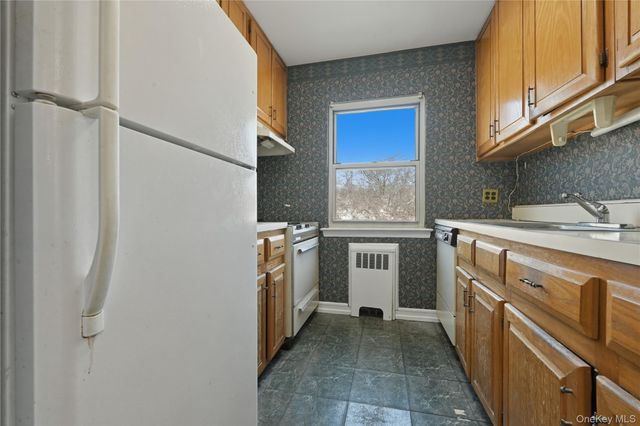 196-32 Pompeii Avenue 2C, Holliswood, NY 11423