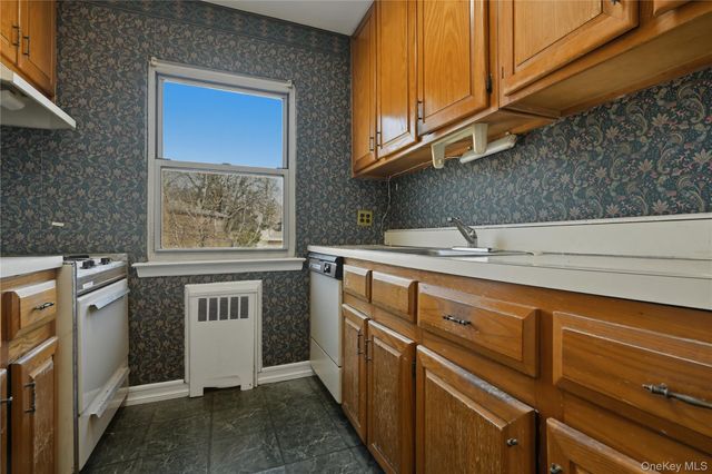 196-32 Pompeii Avenue 2C, Holliswood, NY 11423