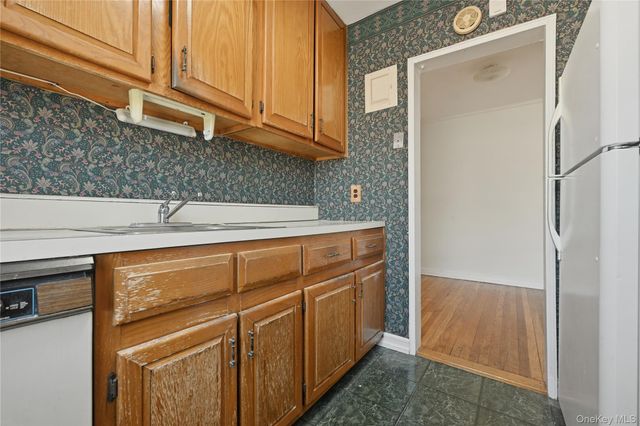 196-32 Pompeii Avenue 2C, Holliswood, NY 11423