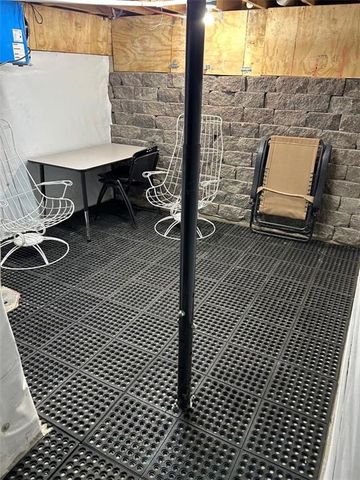 525 Pleasant Street, Tonganoxie, KS 66086