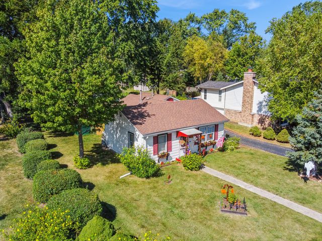 101 Oakleaf Road, Lake In The Hills, IL 60156