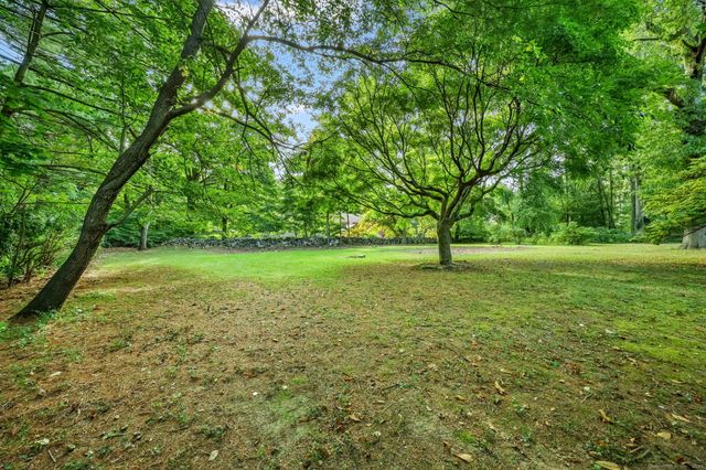 325 Shelton Road, Trumbull, CT 06611
