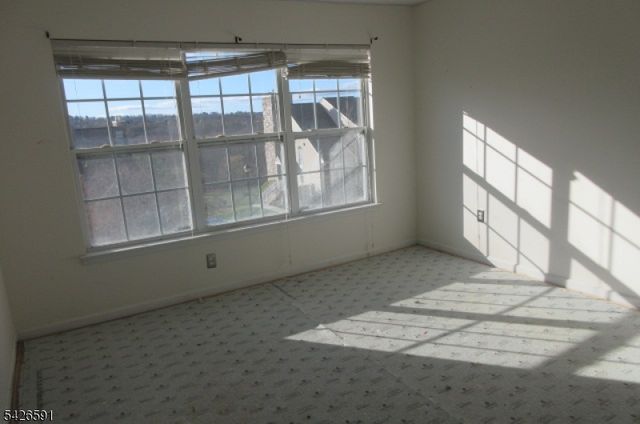 95 Pinehurst Dr, Washington Twp., NJ 07882