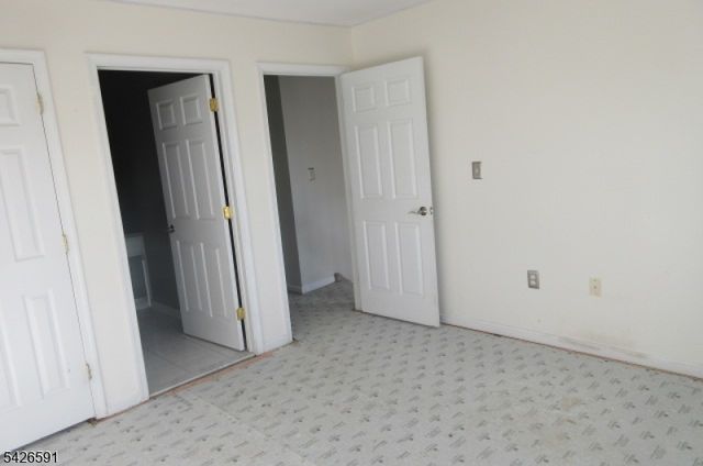 95 Pinehurst Dr, Washington Twp., NJ 07882