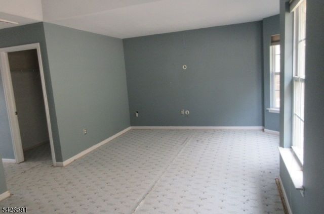 95 Pinehurst Dr, Washington Twp., NJ 07882