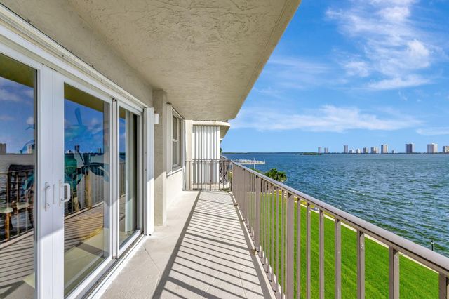 801 Lake Shore Dr 403, Lake Park, FL 33403