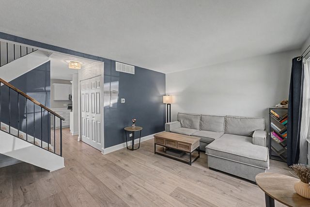 102 Bright Oaks Circle 102, Cary, IL 60013