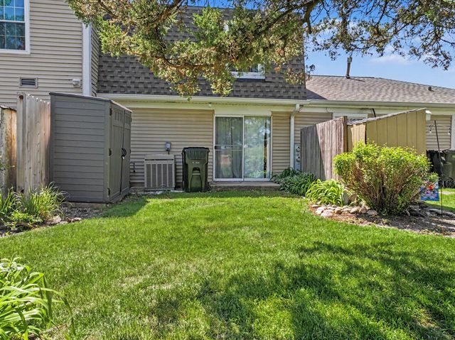 102 Bright Oaks Circle 102, Cary, IL 60013