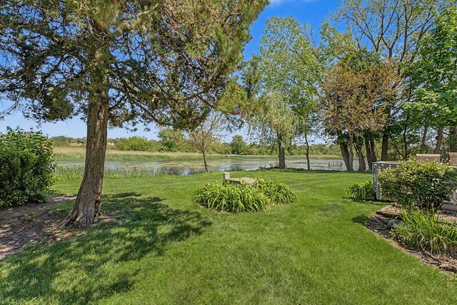 102 Bright Oaks Circle 102, Cary, IL 60013