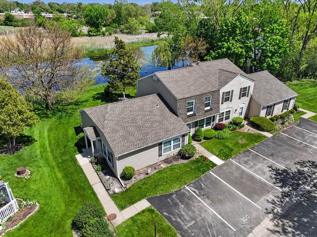 102 Bright Oaks Circle 102, Cary, IL 60013