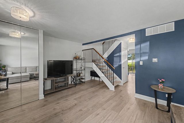 102 Bright Oaks Circle 102, Cary, IL 60013