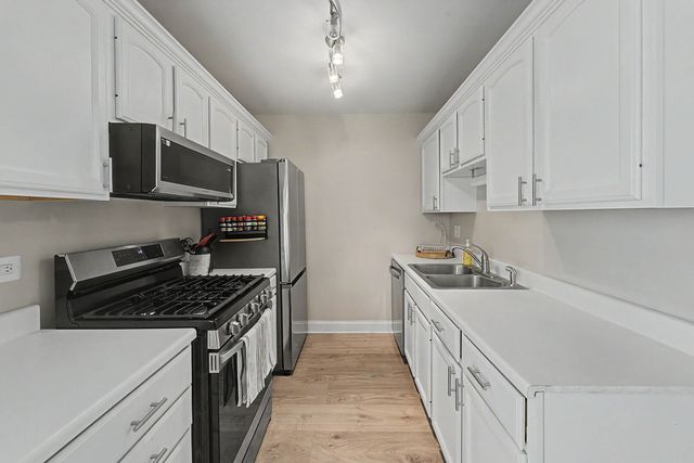 102 Bright Oaks Circle 102, Cary, IL 60013
