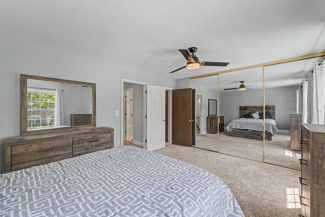102 Bright Oaks Circle 102, Cary, IL 60013