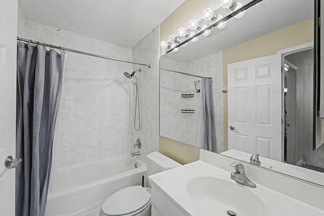 102 Bright Oaks Circle 102, Cary, IL 60013