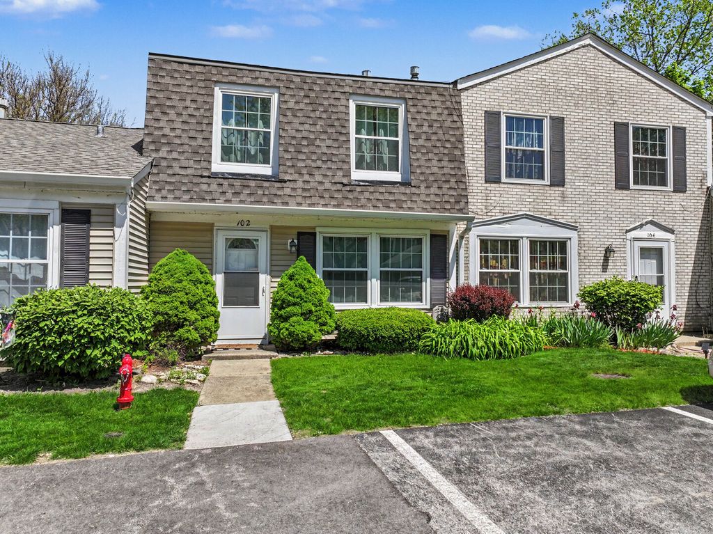 102 Bright Oaks Circle 102, Cary, IL 60013