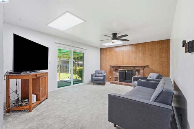 4546 Freeway Cir, Sacramento, CA 95841