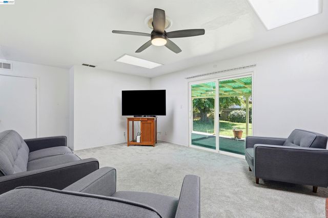 4546 Freeway Cir, Sacramento, CA 95841