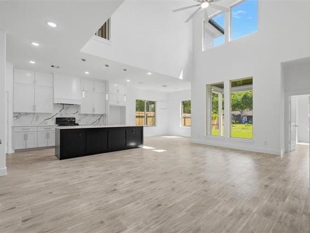 707 S Iowa Street, La Porte, TX 77571