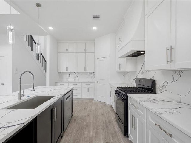 707 S Iowa Street, La Porte, TX 77571