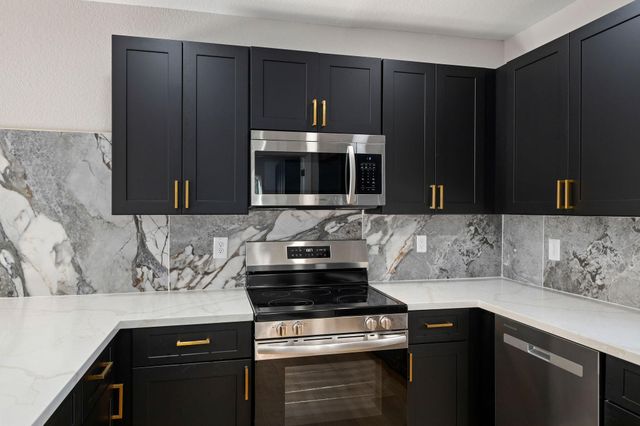 100 W Valverde Street, Brenham, TX 77833