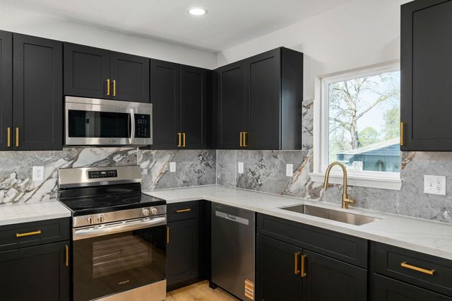 100 W Valverde Street, Brenham, TX 77833