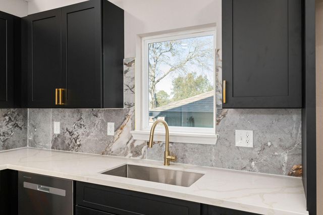 100 W Valverde Street, Brenham, TX 77833