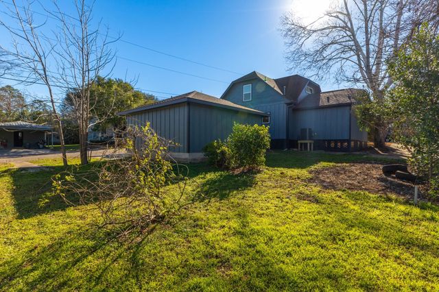 100 W Valverde Street, Brenham, TX 77833