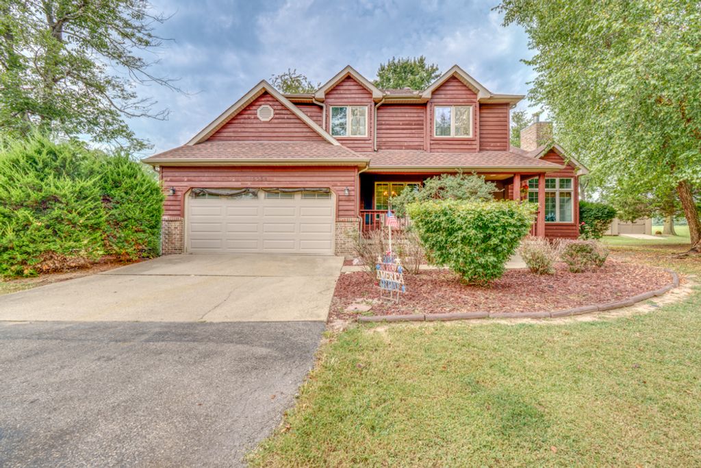Image 1 of property listing at 15558 E Country Meadow Road, Mt Vernon, IL 62864