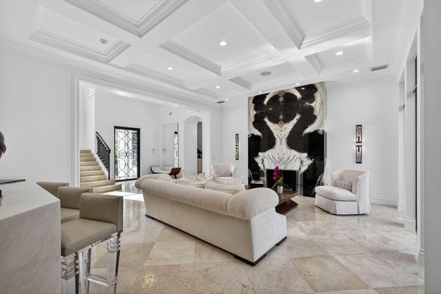 213 Via Palacio, Palm Beach Gardens, FL 33418